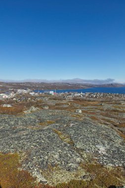 Kirkenes 'in Skytterhusfjellet dağındaki mavi gökyüzü, Norveç manzarası.