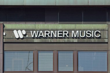 Helsinki, Finlandiya 9 Eylül. 2024: Warner Müzik logosu işareti. Warner Music bir eğlence şirketidir.