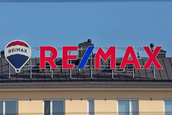 Helsinki, Finlandiya 9 Eylül. 2024: RE / MAX logo işareti. RE / MAX değerli daireler ve gayrimenkuller aracılığı yapıyor.