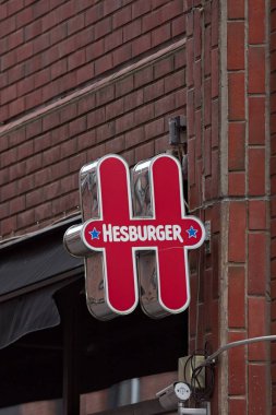 Vantaa, Finlandiya, 22 Ağustos. 2024, Hesburger logosu. Hesburger, Finlandiya merkezli bir hamburger fast food zinciri..