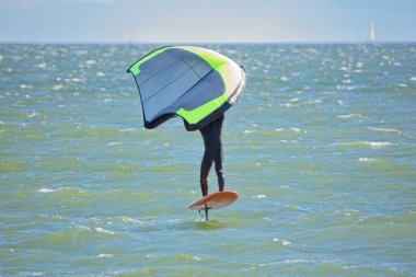 İnsanoğlu yazın el bilgisayarı şişirilebilir kanat ve hidrofolyo sörf tahtası kullanarak kanat çırpıyor. Rüzgâr kanadında sörf yapan, dalgalarda sörf yapan.