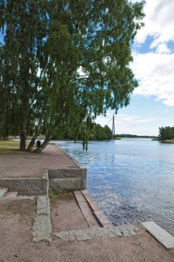 Yazın Vanhankaupunginselk körfezi kıyıları ve Matinkaaren silta köprüsü, Helsinki, Finlandiya.