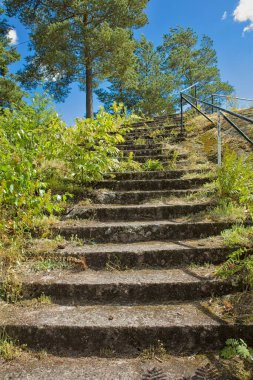 Yazın parkta eski taş merdivenler.