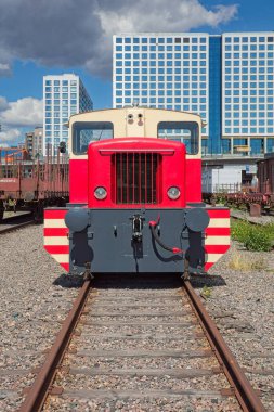 Yazın tren istasyonunda duran eski dizel tren Pasila, Helsinki, Finlandiya.