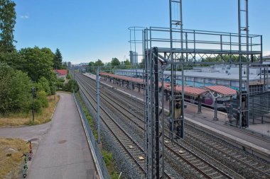 Pitadanmaki, Helsinki, Finlandiya 'da yaz günü demiryolu platformu ve rayları.