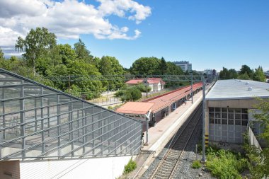 Pitadanmaki, Helsinki, Finlandiya 'da yaz günü demiryolu platformu.