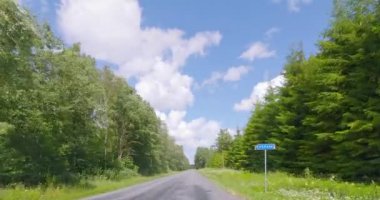 Yazın asfalt yolda Parase 'de araba sürerken POV manzarası, Saaremaa, Estonya.