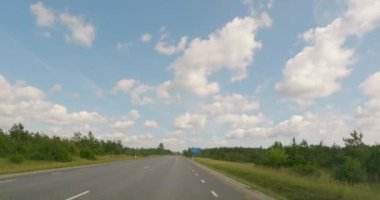 Yazın Saaremaa, Estonya, Saaremaa 'da 78 numaralı yolda araba sürerken POV manzarası.
