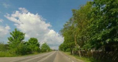 Kuressaare, Saaremaa, Estonya - 28 Haziran 2023: Yazın asfalt bir yolda Kuressaare 'de araba sürerken POV manzarası.