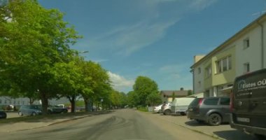 Kuressaare, Saaremaa, Estonya - 28 Haziran 2023: Yazın asfalt bir yolda Kuressaare 'de araba sürerken POV manzarası.