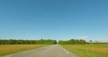 Yazın Saaremaa, Estonya 'da 21102 numaralı yolda araba sürerken POV manzarası.