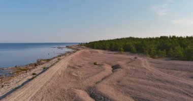 Yaz mevsiminde Abula 'nın deniz manzarası, Saaremaa, Estonya.