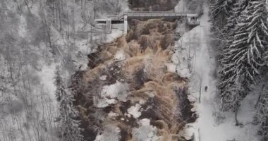 Kış mevsiminde Myllykoski 'deki hava manzarası yerde ve ağaç dallarında, Nurmijarvi, Finlandiya.