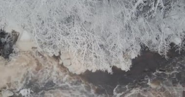 Nukarinkoski 'deki hava manzarası kışın yerde ve ağaç dallarında, Nurmijarvi, Finlandiya.