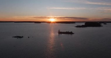 Kışın Kalladenniemi sahilinde gün batımında gökyüzünde bulutlar, Helsinki, Finlandiya.