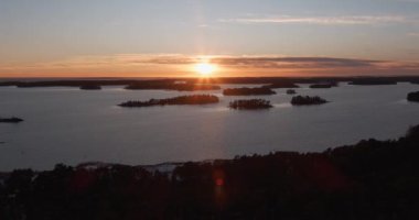 Kışın Kalladenniemi sahilinde gün batımında hava manzarası ve yerde kar, Helsinki, Finlandiya.