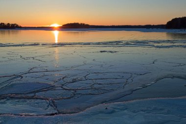 Kışın gün batımında donmuş deniz manzarası, Kallahdenniemi, Helsinki, Finlandiya.