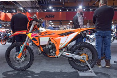 Pasila, Helsinki, Finlandiya 31 Ocak. 2025: KTM 300 EXC motosiklet Messukeskus Helsinki 'deki MP 25 Motosiklet Fuarında sergileniyor (Fuar ve Kongre Merkezi).