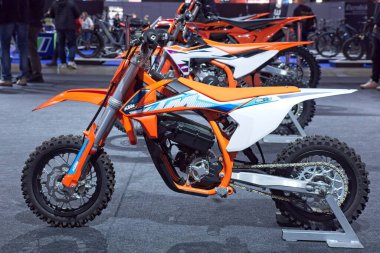 Pasila, Helsinki, Finlandiya 31 Ocak. 2025: KTM SX-E3 motosiklet, Messukeskus Helsinki 'deki MP 25 Motosiklet Fuarında sergileniyor (Fuar ve Kongre Merkezi)).