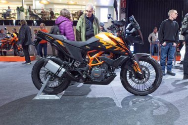 Pasila, Helsinki, Finlandiya 31 Ocak. 2025: KTM 390 yarış motosikleti Messukeskus Helsinki 'deki MP 25 Motosiklet Fuarında sergileniyor (Fuar ve Kongre Merkezi)).