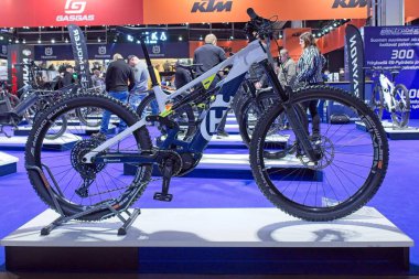 Pasila, Helsinki, Finlandiya 31 Ocak. 2025: Husqvarna HC3 elektrikli bisiklet Messukeskus Helsinki 'deki MP 25 Motosiklet Fuarında sergileniyor (Fuar ve Kongre Merkezi).
