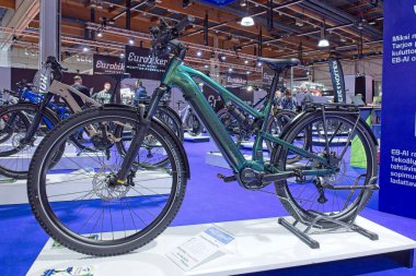 Pasila, Helsinki, Finlandiya 31 Ocak. 2025: R Raymon Crossray Pro elektrikli bisiklet Messukeskus Helsinki 'deki MP 25 Motosiklet Fuarında sergilendi (Fuar ve Fuar Merkezi).