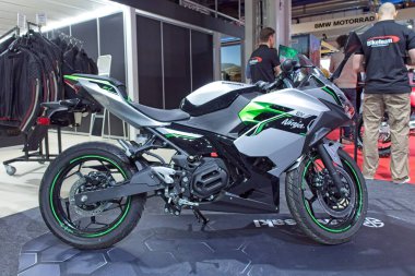 Pasila, Helsinki, Finlandiya 31 Ocak. 2025: Kawasaki Ninja e-1 elektrikli motosiklet, Messukeskus Helsinki 'deki MP 25 Motosiklet Fuarı' nda sergileniyor (Fuar ve Fuar Merkezi).