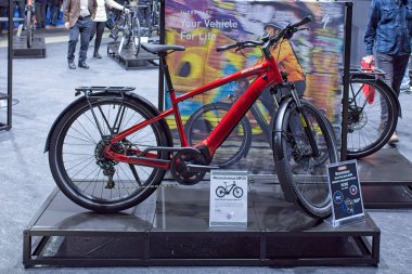 Pasila, Helsinki, Finlandiya 31 Ocak. 2025: Messukeskus Helsinki 'deki MP 25 Motosiklet Fuarında özel Turbo Vado 4.0 elektrikli bisiklet sergileniyor (Fuar ve Fuar Merkezi)).