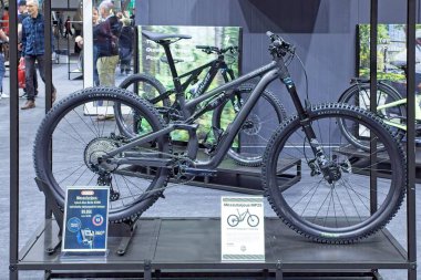 Pasila, Helsinki, Finlandiya 31 Ocak. 2025: Messukeskus Helsinki 'deki MP 25 Motosiklet Fuarında 15 Comp Alloy bisiklet sergileniyor (Fuar ve Kongre Merkezi)).