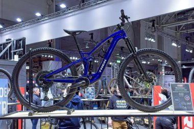 Pasila, Helsinki, Finlandiya 31 Ocak. 2025: Trek Fuel EXE 9.5 elektrikli bisiklet Messukeskus Helsinki 'deki MP 25 Motosiklet Fuarında sergilendi (Fuar ve Fuar Merkezi).