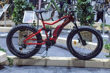Pasila, Helsinki, Finlandiya 31 Ocak. 2025: Tunturi Emax Fullfat elektrikli bisiklet Messukeskus Helsinki 'deki MP 25 Motosiklet Fuarında sergilendi (Fuar ve Fuar Merkezi).