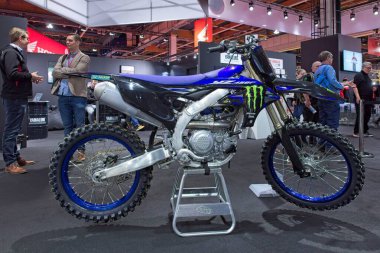 Pasila, Helsinki, Finlandiya 31 Ocak. 2025: Yamaha YZ450F motosiklet, Messukeskus Helsinki 'deki MP 25 Motosiklet Fuarında sergileniyor (Fuar ve Kongre Merkezi)).