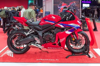 Pasila, Helsinki, Finlandiya 31 Ocak. 2025: Honda CBR650R E-Clutch motosikleti, Messukeskus Helsinki 'deki MP 25 Motosiklet Fuarında sergileniyor.).