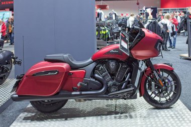 Pasila, Helsinki, Finlandiya 31 Ocak. 2025: Hint Challenger Dark Horse motosikleti, Messukeskus Helsinki 'deki MP 25 Motosiklet Fuarında sergileniyor (Fuar ve Kongre Merkezi)).