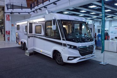 Pasila, Helsinki, Finlandiya 17 Ocak. 2025: Knaus L! VE I 900 LEG Messukeskus Helsinki 'deki 25 numaralı karavanda sergilenmektedir (Fuar ve Kongre Merkezi)).