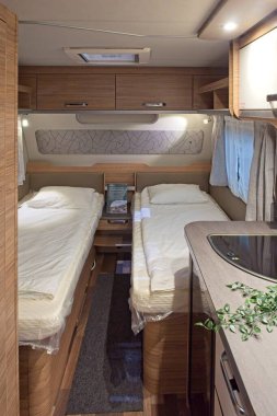 Pasila, Helsinki, Finlandiya 17 Ocak. 2025: Weinsberg CaraOne 480 AB versiyonu (HOT), Messukeskus Helsinki 'deki Karavan 25 fuarında sergileniyor (Fuar ve Kongre Merkezi)).