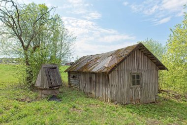 Ptri talomuseo 'da (Patari Müzesi) eski ahşap bina ve baharda gökyüzünde coudlar, Ylijravi, Ylamaa, Finlandiya.
