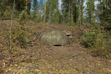 İkinci Dünya Savaşı 'ndan kalma 1200 km' lik bir takviye hattı olan Salpa Line 'daki Fin sığınağı B167 gözlem kubbesi, Hostikka, Ylamaa, Finlandiya.