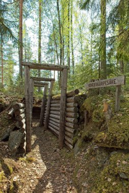 Eski Finlandiya İkinci Dünya Savaşı siperleri ve makineli tüfek yerleştirme (konekivripeske) Salpa Line (Salpalinja), Hostikka, Ylamaa, Finlandiya.