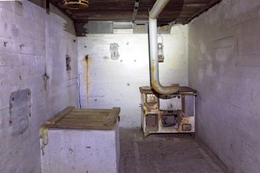 İkinci Dünya Savaşı, Hostikka, Ylamaa, Finlandiya 'nın 1200 km' lik savunma hattı olan Salpa Line (Salpalinja) 'daki eski sobanın Fin sığınağı iç manzarası.