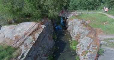 Kazılmış nehir yatağı Kuhakoski 'nin yaz aylarındaki hava manzarası, Perttula, Finlandiya.