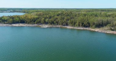 İlkbaharda Kayalık deniz kıyısı ve ormanın bulunduğu Kopparnas açıkhava manzarası, Inkoo, Finlandiya.