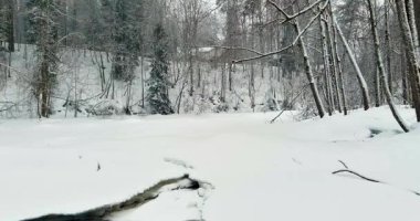 Aşağı Nukarinkoski 'nin kışın nehirde buzlu ve yerde karlı havadan çekilmiş görüntüsü, Nurmijarvi, Finlandiya.