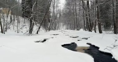 Aşağı Nukarinkoski 'nin kışın nehirde buzlu ve yerde karlı havadan çekilmiş görüntüsü, Nurmijarvi, Finlandiya.