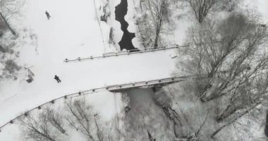 Kazılmış nehir yatağı Kuhakoski 'nin kışın nehirde buzla, yerde karla, Perttula, Finlandiya' da hava manzarası.