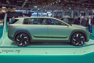 Pasila, Helsinki, Finlandiya 14 Mart. 2025: AUTO 25 'te Skoda Vision 7S araç ve Messukeskus Helsinki' de Mobilite Show.