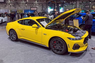 Pasila, Helsinki, Finlandiya 14 Mart. 2025: Ford Mustang GT Fastback 5.0 V8 A10 AUTO 25 ve Messukeskus Helsinki Mobilite Show.