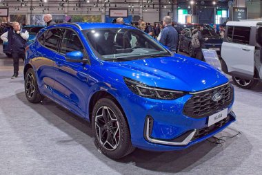 Pasila, Helsinki, Finlandiya 14 Mart. 2025: Ford Kuga ST-Line X 2.5 Hybrid (HEV) AUTO 25 ve Messukeskus Helsinki 'de Mobilite Show.