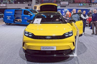 Pasila, Helsinki, Finlandiya 14 Mart. 2025: Ford Capri Premium Extended Range AWD elektrikli otomobil AUTO 25 ve Messukeskus Helsinki Mobilite Show.