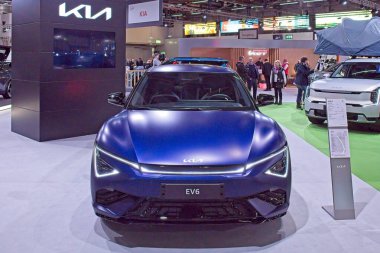 Pasila, Helsinki, Finlandiya 14 Mart. 2025: AUTO 25 'te Kia EV6 GT-Line AWD elektrikli araba ve Messukeskus Helsinki' de Mobilite Şovu.